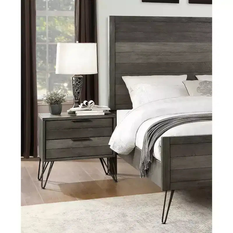 Table de chevet contemporaine finition gris trois tons perchée sur des pieds en métal, placage acacia, mobilier de chambre moderne.